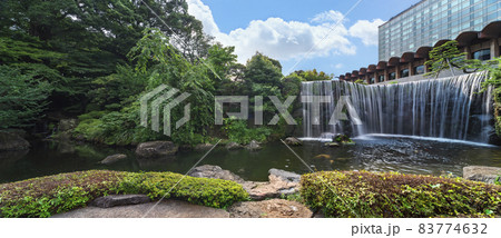 東京 紀尾井 ホテルニューオータニの日本庭園の池を見下ろす大滝のパノラマ の写真素材