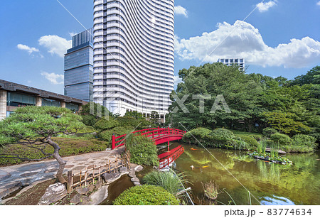 東京 紀尾井 ホテルニューオータニ東京ガーデンタワーの前に広がる日本庭園の清泉池 の写真素材