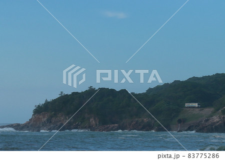 断崖絶壁を走る山陰本線の列車 断崖絶壁を走る山陰本線の列車 83775286