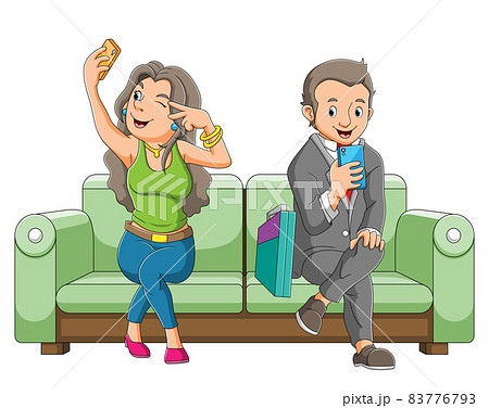 The man and women are playing the hand phone  83776793