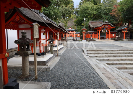 京都にある神社と寺の風景：伏見稲荷神社の境内にある摂社の玉山稲荷社及び長者社・荷田社・五社殿・雨宮社 83776980