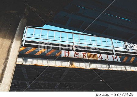 鉄道桁橋と垣間見る青空 ガード下の高さ制限　a-3 フィルム調 83777429