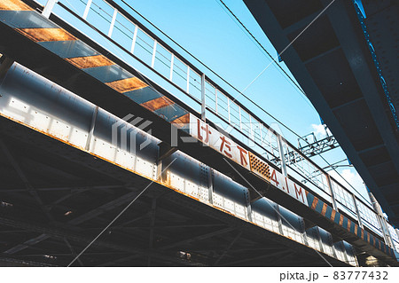 鉄道桁橋と垣間見る青空 ガード下の高さ制限　b-3 フィルム調 83777432