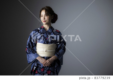 有松絞りの浴衣の女性　　　  83779239