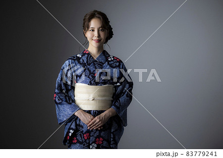 有松絞りの浴衣の女性 有松絞りの浴衣の女性 83779241