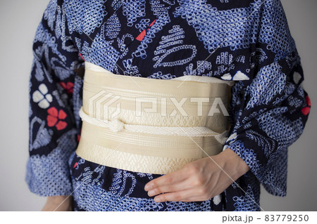 有松絞りの浴衣の女性　　　  83779250