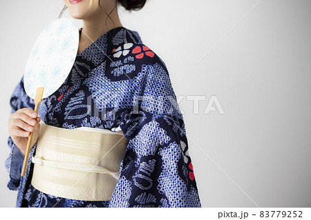 有松絞りの浴衣の女性　　　  83779252