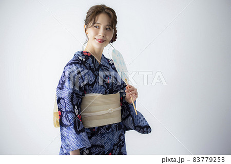 有松絞りの浴衣の女性 有松絞りの浴衣の女性 83779253