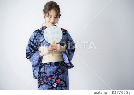 有松絞りの浴衣の女性 有松絞りの浴衣の女性 83779255
