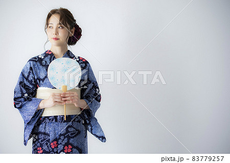 有松絞りの浴衣の女性 有松絞りの浴衣の女性 83779257