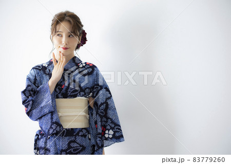 有松絞りの浴衣の女性 有松絞りの浴衣の女性 83779260