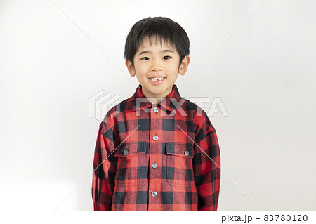カメラ目線で笑顔の6歳の男の子　ポートレート 83780120