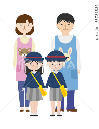 制服を着た幼稚園児と保育士たち 制服を着た幼稚園児と保育士たち 83781386