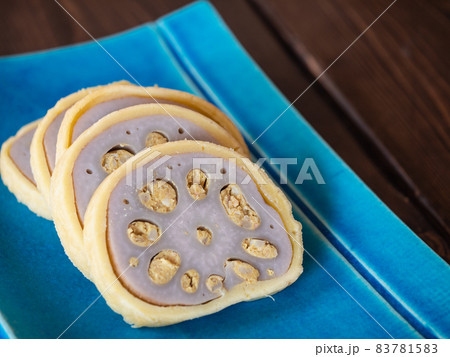 九州で有名なからし蓮根。蓮根に和からしをトッピングした料理。 九州で有名なからし蓮根。蓮根に和からしをトッピングした料理。 83781583