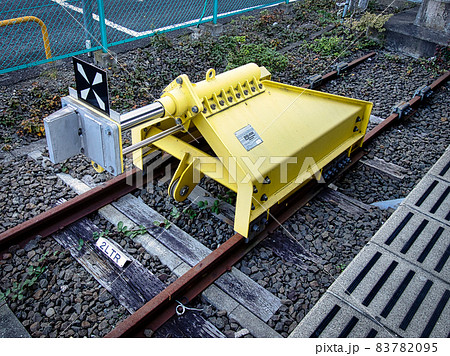 電車の車止め（鉄道車両止め）黄色 83782095