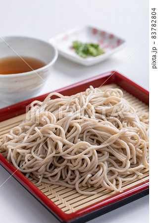 白いテーブルに用意されたざる蕎麦 83782804