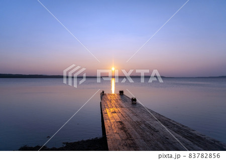 クッチャロ湖畔の夕暮れ　北海道 83782856