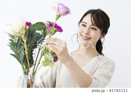 花瓶に花を活ける女性 花瓶に花を活ける女性 83783151