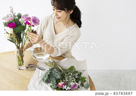 花瓶に花を活ける女性の写真素材 7697
