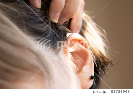 目立たない補聴器をした女性 83783948