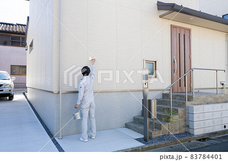戸建ての壁を刷毛で塗るペンキ職人 83784401
