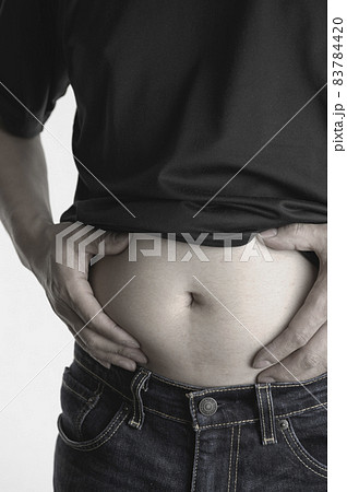 コロナ太りを気にする男性 83784420