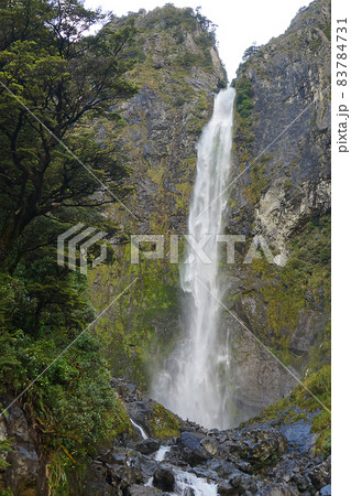 ニュージーランド　デビルズ・パンチボウル滝 83784731