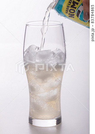 白い背景とグラスに注がれた飲み物 83784865