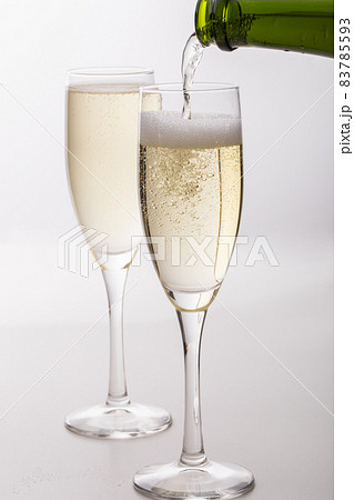 グラスに注がれるシャンパン グラスに注がれるスパークリングドリンク グラスに注がれるシャンパン グラスに注がれるスパークリングドリンク 83785593
