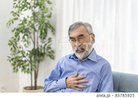 体調不良のシニア男性　胸痛　胃痛 83785925