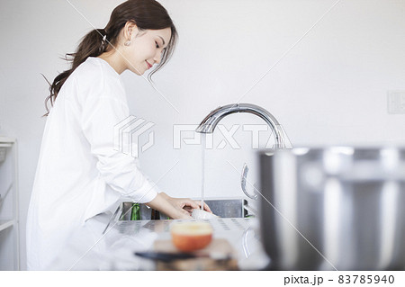 キッチンで皿洗いをする女性 キッチンで皿洗いをする女性 83785940