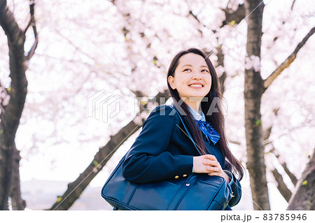 桜と女子高生 83785946