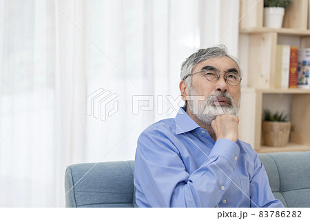 考え事をするシニア男性 考え事をするシニア男性 83786282