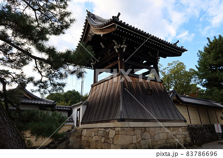 日本の京都にある神社仏閣:妙心寺の境内にある退蔵院前の鐘楼 日本の京都にある神社仏閣:妙心寺の境内にある退蔵院前の鐘楼 83786696