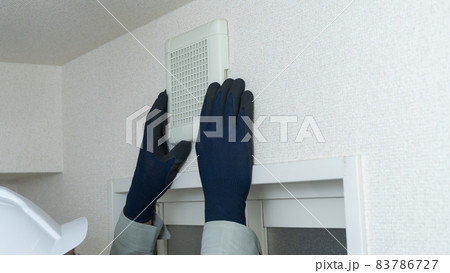 風呂の換気扇を点検・清掃する作業員イメージ 風呂の換気扇を点検・清掃する作業員イメージ 83786727
