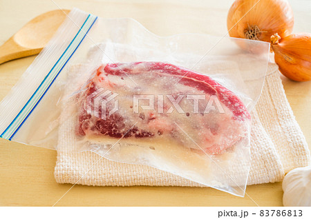 塩麴に漬け込む豚肩ロース肉 塩麴に漬け込む豚肩ロース肉 83786813
