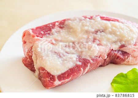 豚肩ロース肉に乗せた塩麴 83786815