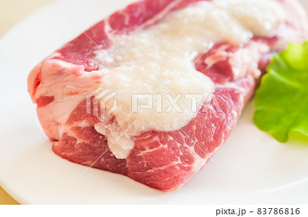 豚肩ロース肉に乗せた塩麴 豚肩ロース肉に乗せた塩麴 83786816