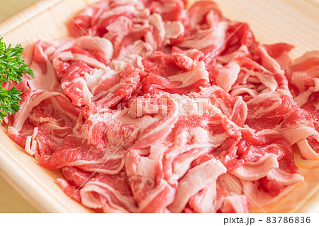 パックに入った新鮮な牛薄切り肉 83786836