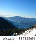 カナダのバンクーバー郊外にあるスキー場と雄大な自然の風景 83786964