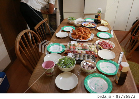 誕生日会の料理 83786972