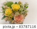 淡い色合いのおしゃれなバラとカーネーションの花束 83787116