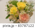 淡い色合いのおしゃれバラとカーネーションの花束 83787122