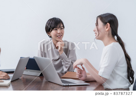 ビジネスシーン チーム 会話 ビジネスシーン チーム 会話 83787327