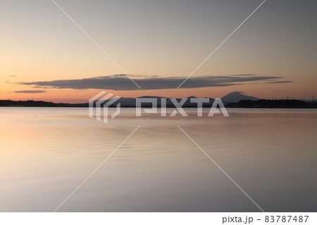 秋の夕暮れに霞ヶ浦から筑波山を望む 秋の夕暮れに霞ヶ浦から筑波山を望む 83787487