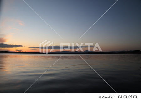 秋の夕暮れに霞ヶ浦から筑波山を望む 秋の夕暮れに霞ヶ浦から筑波山を望む 83787488