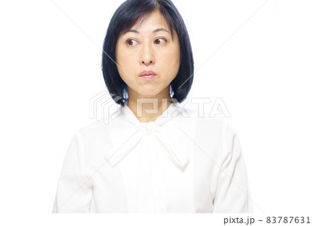とぼけた表情の中年女性　上半身　白バック 83787631