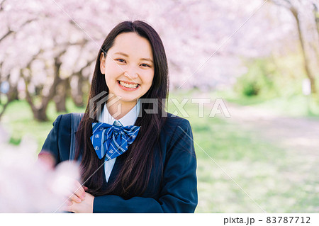 桜と女子高生 83787712