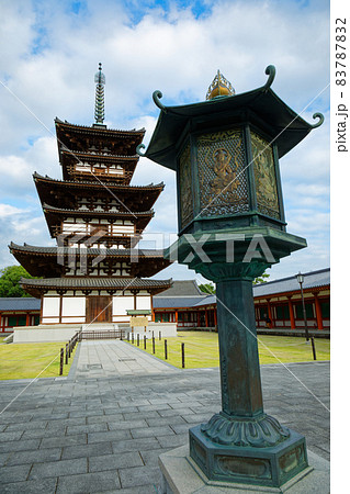 薬師寺 東塔と音声菩薩(おんじょうぼさつ)の灯籠 薬師寺 東塔と音声菩薩(おんじょうぼさつ)の灯籠 83787832