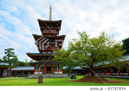薬師寺　三重塔　西塔と西回廊 83787834